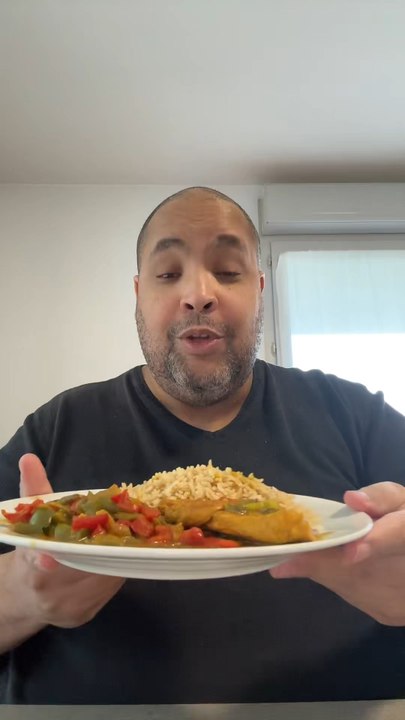 Ma femme est au téléphone, et d’après ce que j’entends, sa famille a un empêchement, ils ne pourront pas venir à la maison ce soir.Repas de famille annulé 😎 #couple #Couplegoals #humour #parodie #drole