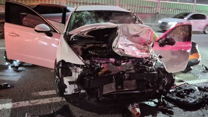 경부고속도로에서 차량 3대 추돌...4명 부상 / YTN