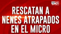 Rescatan nenes atrapados en el micro