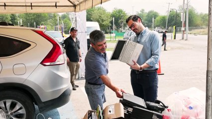 David de la Peña impulsa reciclaje con canje de residuos por plantas y regaderas en Santiago