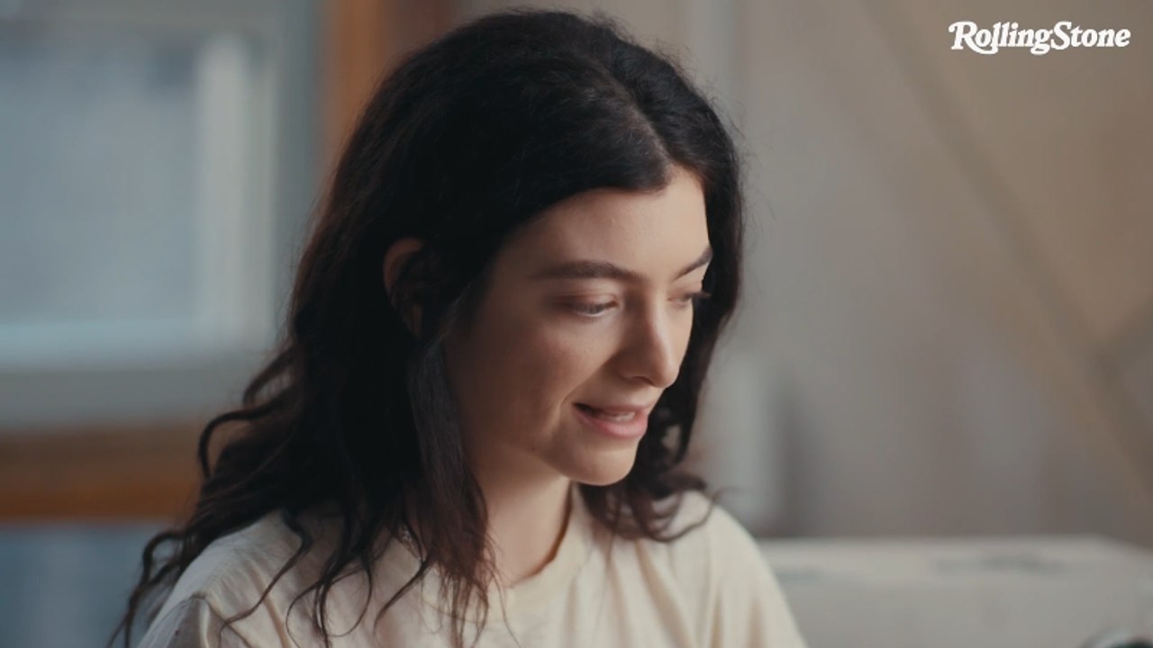 Lorde Explains How Her Phone is Like Magic