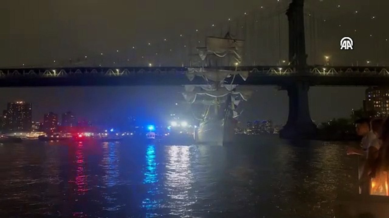 Meksika donanmasına ait gemi Brooklyn Köprüsü'ne çarptı!