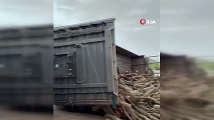 Virajı alamayan odun yüklü tır devrildi