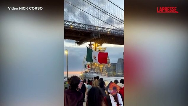 Nave scuola urta il ponte di Brooklyn, due morti: il momento dello schianto