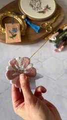 Tutoriel de broderie sur feutrine Broche Fleur