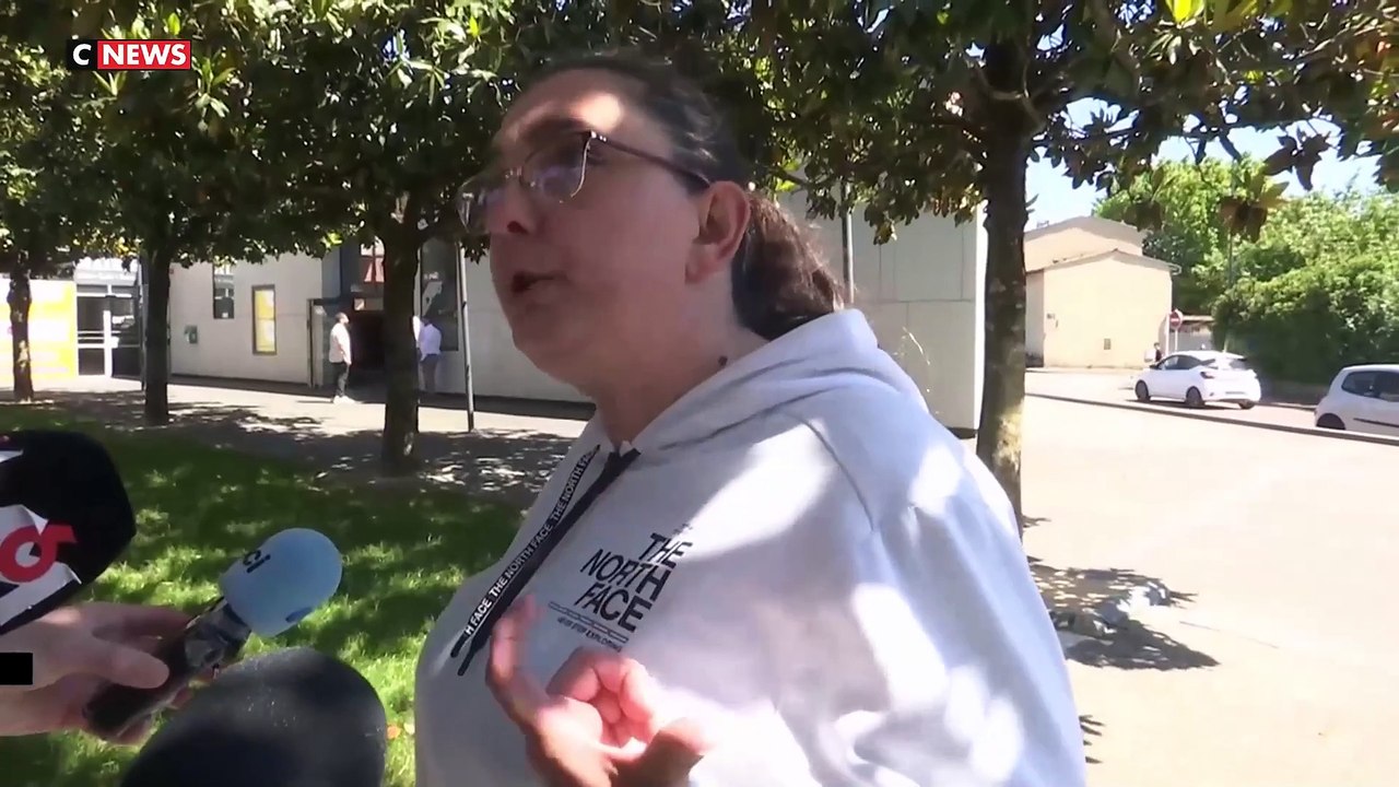 Comme elle l'avait annoncée et malgré les protestations du couple, la maire de Bourg-lès-Valence a refusé hier de célébrer le mariage d'une  Française et d'un Tunisien sans papiers