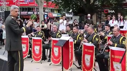 Ege Ordusu Bölge Bandosu, öğrencilerle birlikte Denizli’de konser verdi