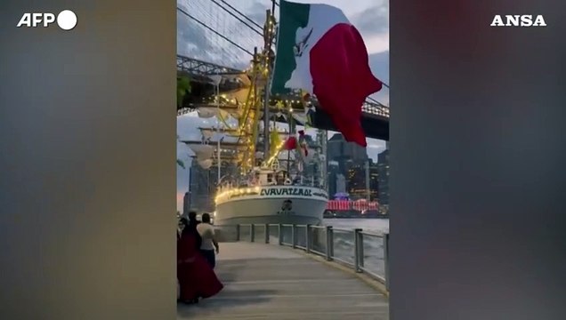 Nave scuola della Marina messicana urta ponte di Brooklyn: due morti