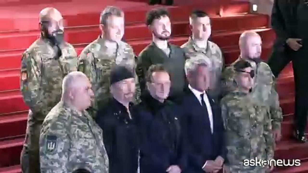 Bono, Sean Penn e i militari ucraini sul red carpet di Cannes 2025