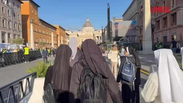 Papa Leone XIV, lunghe code dei fedeli ai varchi di piazza San Pietro