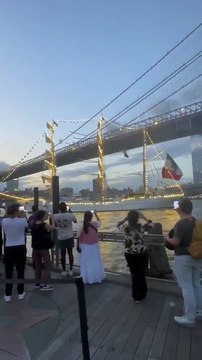 Una nave scuola messicana urta contro il ponte di Brooklyn due morti