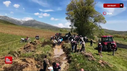 Bayburt'ta yüzlerce köylü imeceyle 4 kilometrelik sulama kanalını temizledi