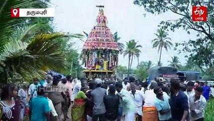 சேறும் சகதியில் தேரை வடம் பிடித்து இழுத்த கிராம மக்கள் - வைரலாகும் வீடியோ!