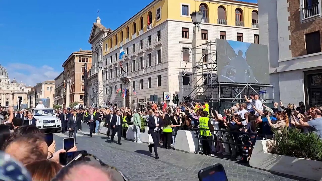 Un bagno di folla a piazza San Pietro per la prima messa di Papa Leone XIV