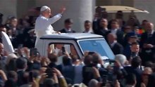 Video: Eerste rit van Leo XIV in de pausmobiel ontroert gelovigen in Vaticaanstad