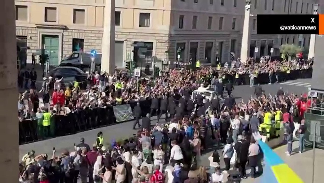Video: Pope Leo XIV's First Ride in the Popemobile Moves the Faithful in the Vatican