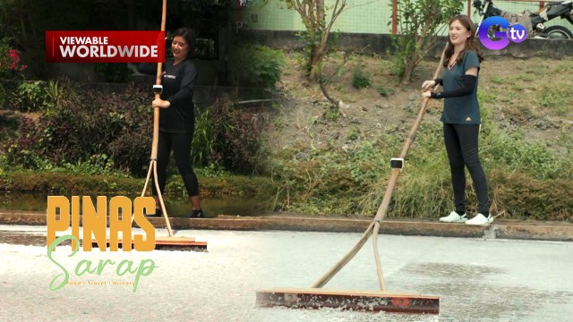 Tapatan nina Kara David at Arra San Agustin sa pagha-harvest ng asin! | Pinas Sarap