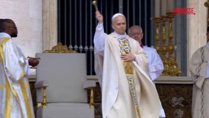 Papa Leone XIV compie rito benedizione e aspersione dell'acqua