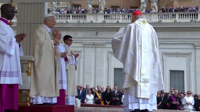 EL PAPA LEÓN RECIBE EL PALIO Y EL ANILLO DEL PESCADOR DURANTE LA MISA INAUGURAL