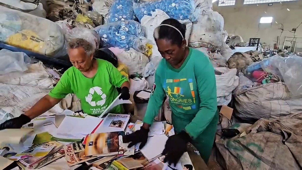 Catadores de materiais recicláveis criam histórias de superação