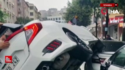 İstanbul'da sürücü park halindeki 2 otomobilin üzerine çıktı