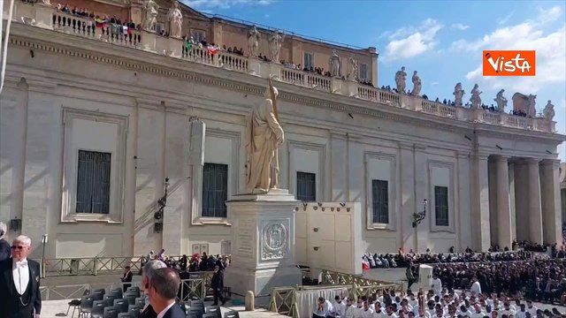 In migliaia a San Pietro per la Messa di insediamento di Papa Leone XIV