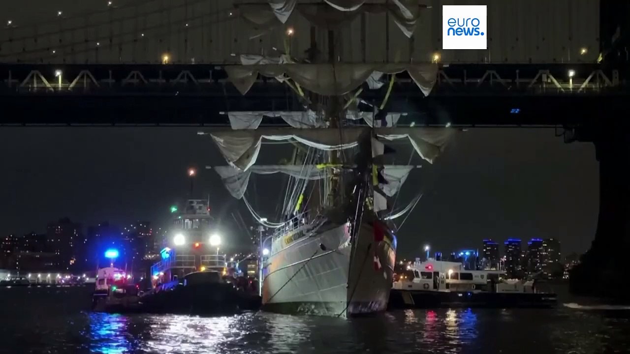 شاهد: سفينة تدريب مكسيكية تصطدم بجسر بروكلين وتودي بحياة اثنين من أفراد الطاقم