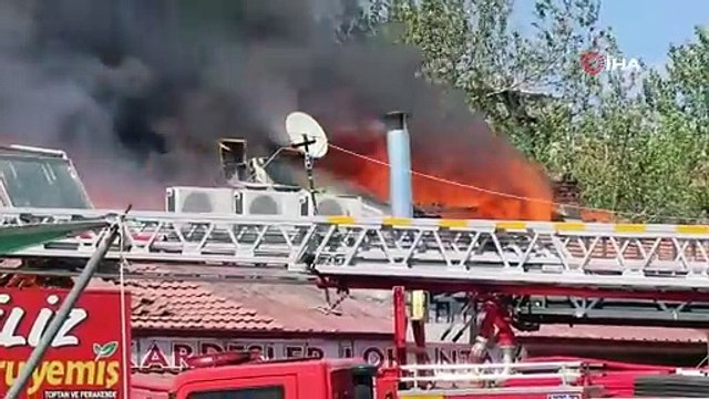 Erzincan’da ahşap sıralı dükkanların çatısında çıkan yangına müdahale ediliyor