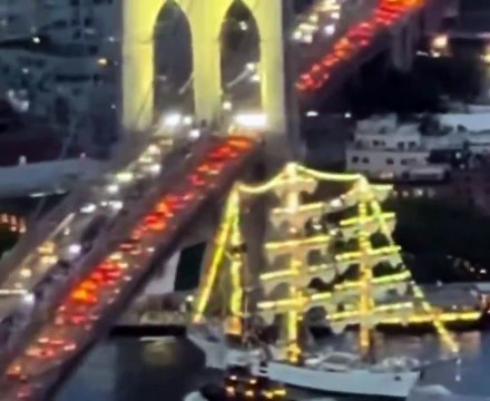Un buque escuela mexicano chocó contra el Puente de Brooklyn