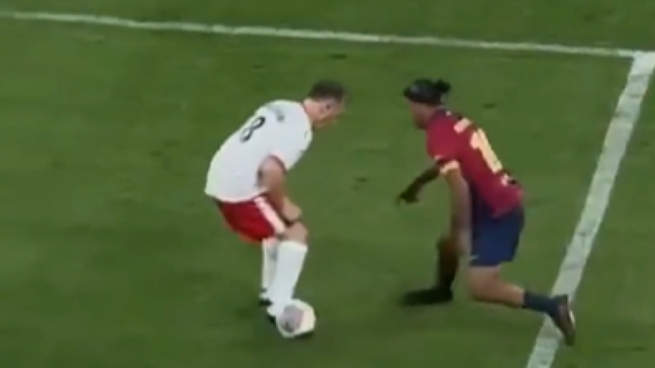 Ronaldinho, elastico e tunnel a 45 anni: l'avversario si inchina!