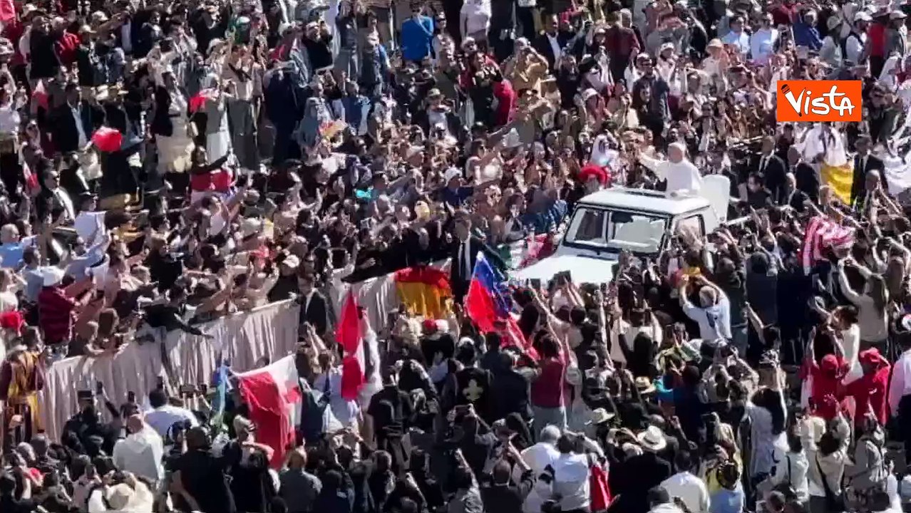 Leone XIV saluta i fedeli a bordo della Papamobile prima della Messa per l'insediamento