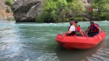 Munzur Nehri’nde mahsur kalan vatandaşı ekipler kurtardı