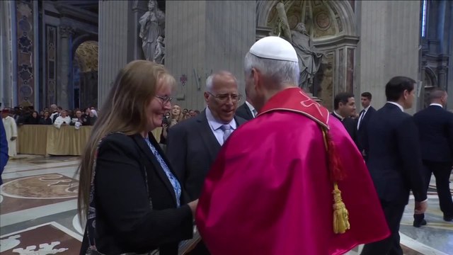 Papa Leone abbraccia suo fratello in un momento toccante dopo la messa inaugurale