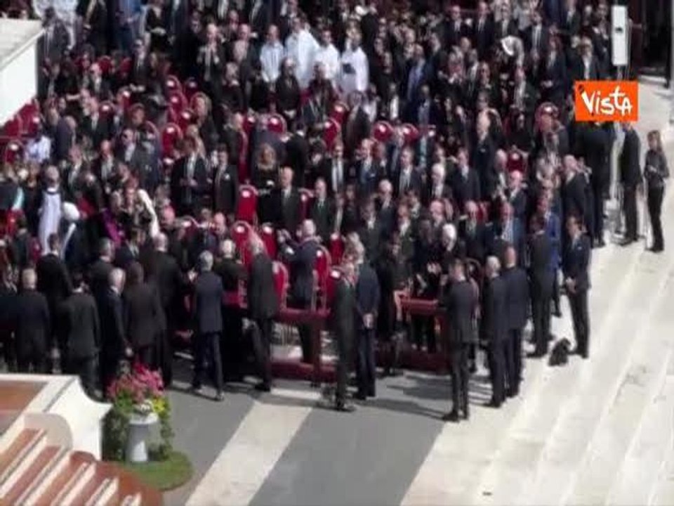 Jd Vance e la moglie seduti vicino a Mattarella alla Messa di insediamento di Papa Leone XIV