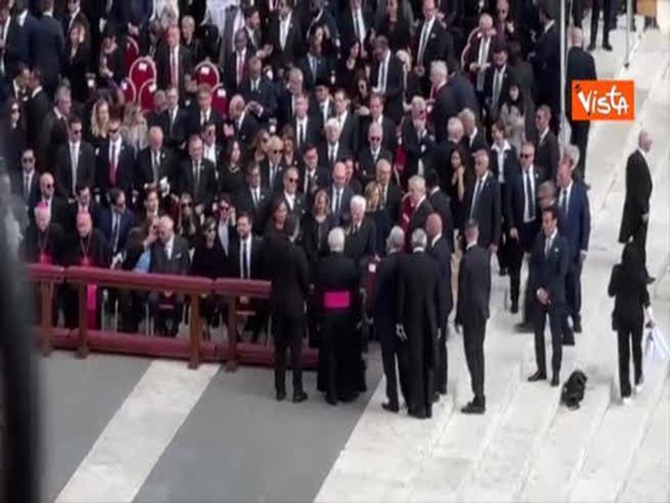 Zelensky a San Pietro per la Messa di insediamento di Papa Leone XIV, l'abbraccio con Meloni
