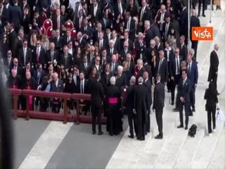 Zelensky a San Pietro per la Messa di insediamento di Papa Leone XIV, l'abbraccio con Meloni