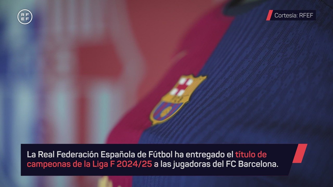 Las jugadoras del Barcelona reciben el trofeo de campeonas de liga