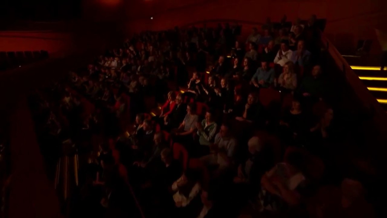 Conchita Wurst | Rise Like a Phoenix - Kåre Quist spørge Conchita Wurst om hvordan har dit år været? - Året der gik 2014 - DR