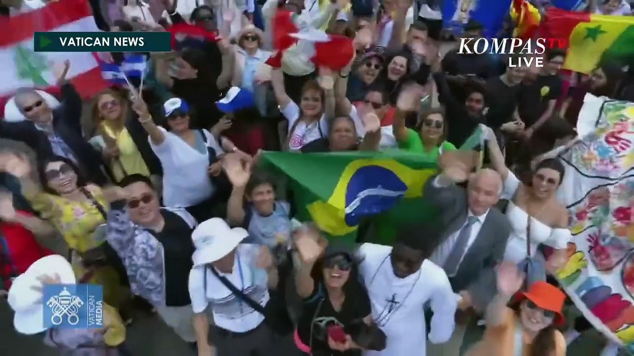 Dentang Lonceng Basilika Santo Petrus usai Prosesi Misa Pelantikan Paus Leo XIV