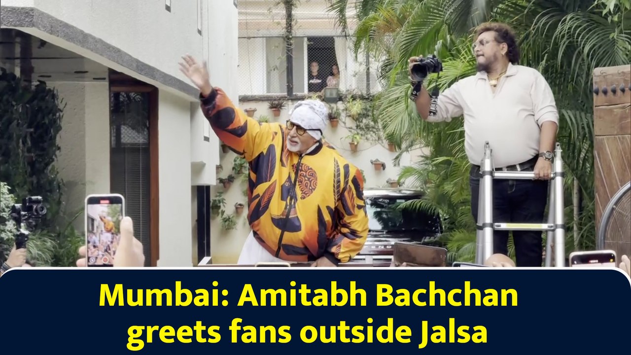 Mumbai: Amitabh Bachchan greets fans outside Jalsa