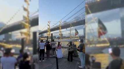 Veleiro mexicano colide com Ponte do Brooklyn em NY; duas pessoas morrem