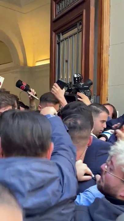 El incidente de Javier Milei con un periodista y su micrófono