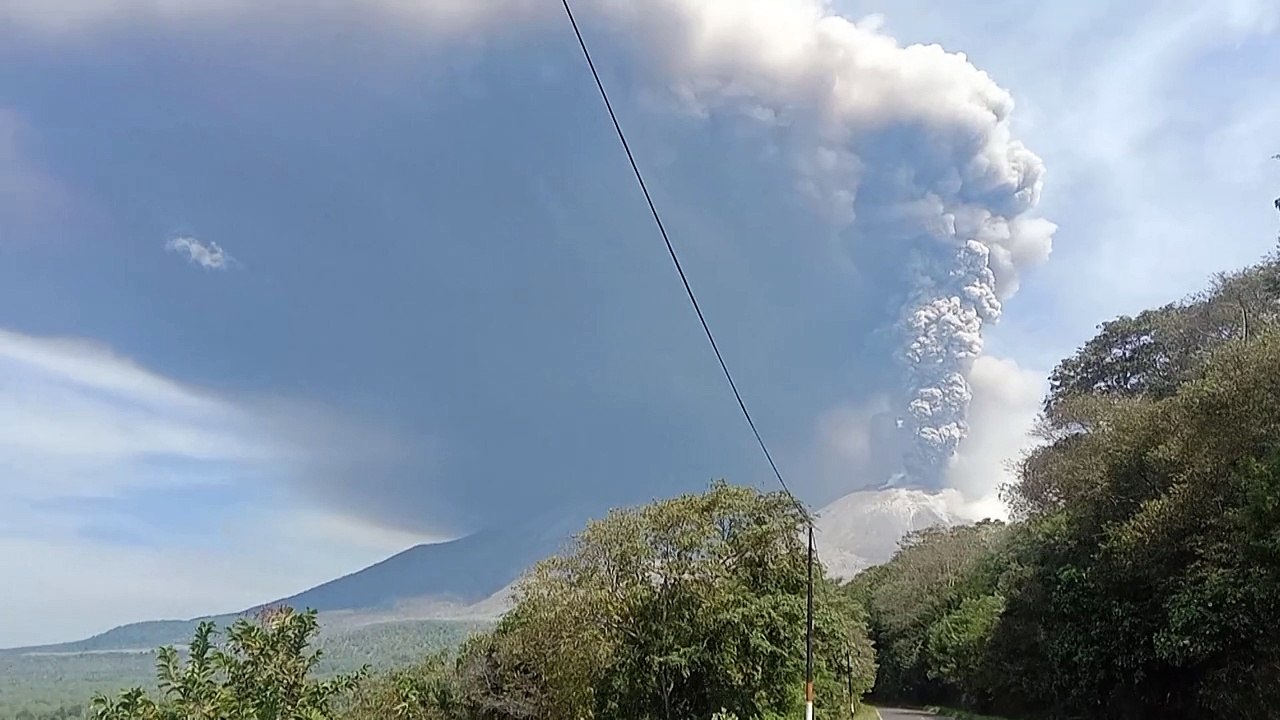 Monte na Indonésia entra em erupção