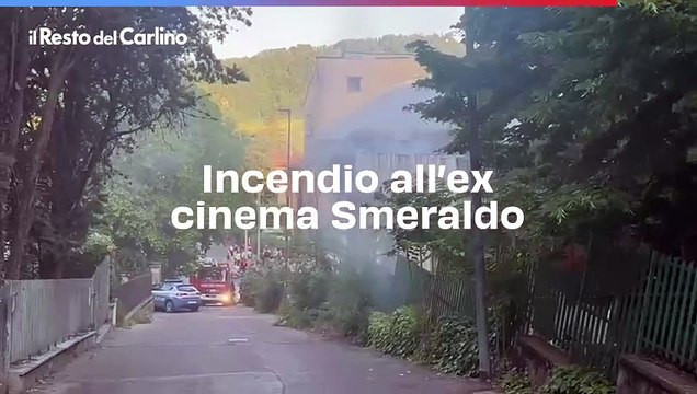 Incendio all'ex cinema Smeraldo, vigili del fuoco in azione