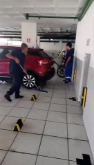 Garagem de condomínio em Maceió alagada pelas chuvas