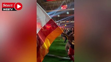 Galatasaraylı futbolcular şampiyonluğu kutladı