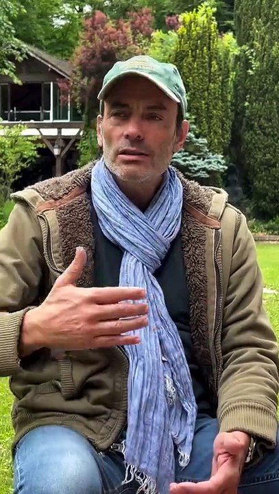 Anthony Delon raconte le quotidien de Douchy, domaine dans lequel vivait son père avec notamment son chien Loubo et dans lequel il est désormais enterré