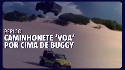 Caminhonete ‘voa’ por cima de buggy com passageiros em duna de Canoa Quebrada