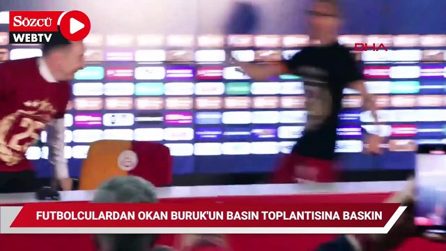 Galatasaraylı futbolculardan Okan Buruk'un basın toplantısına baskın