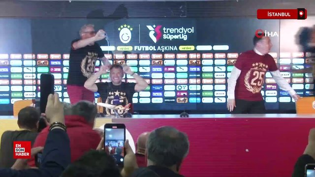 Galatasaraylı futbolculardan Okan Buruk'un basın toplantısına baskın